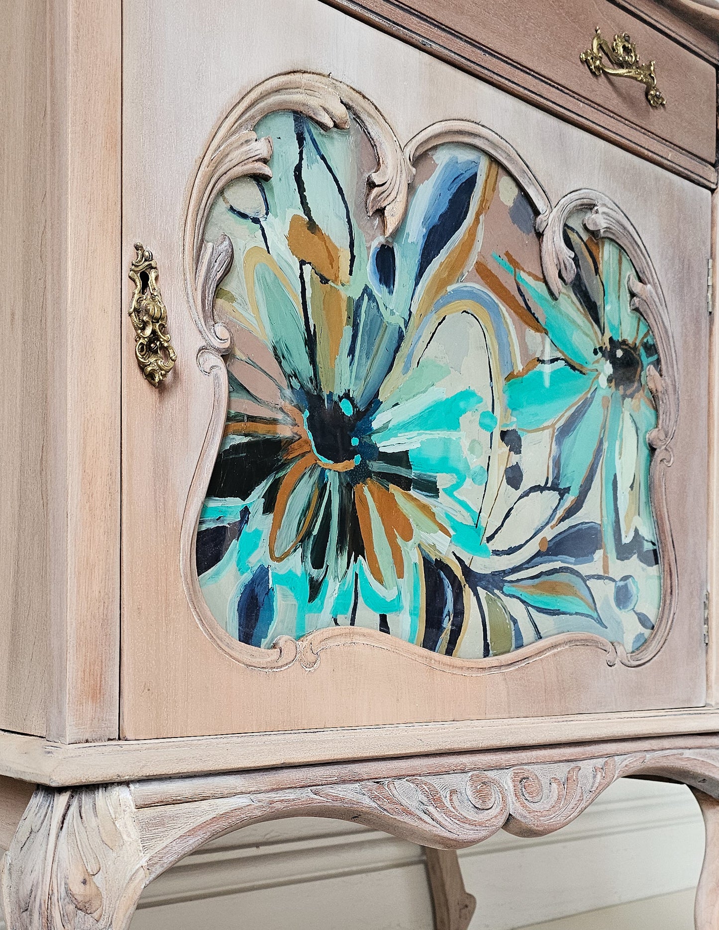 'The Irene' Painted Glass Drinks Cabinet