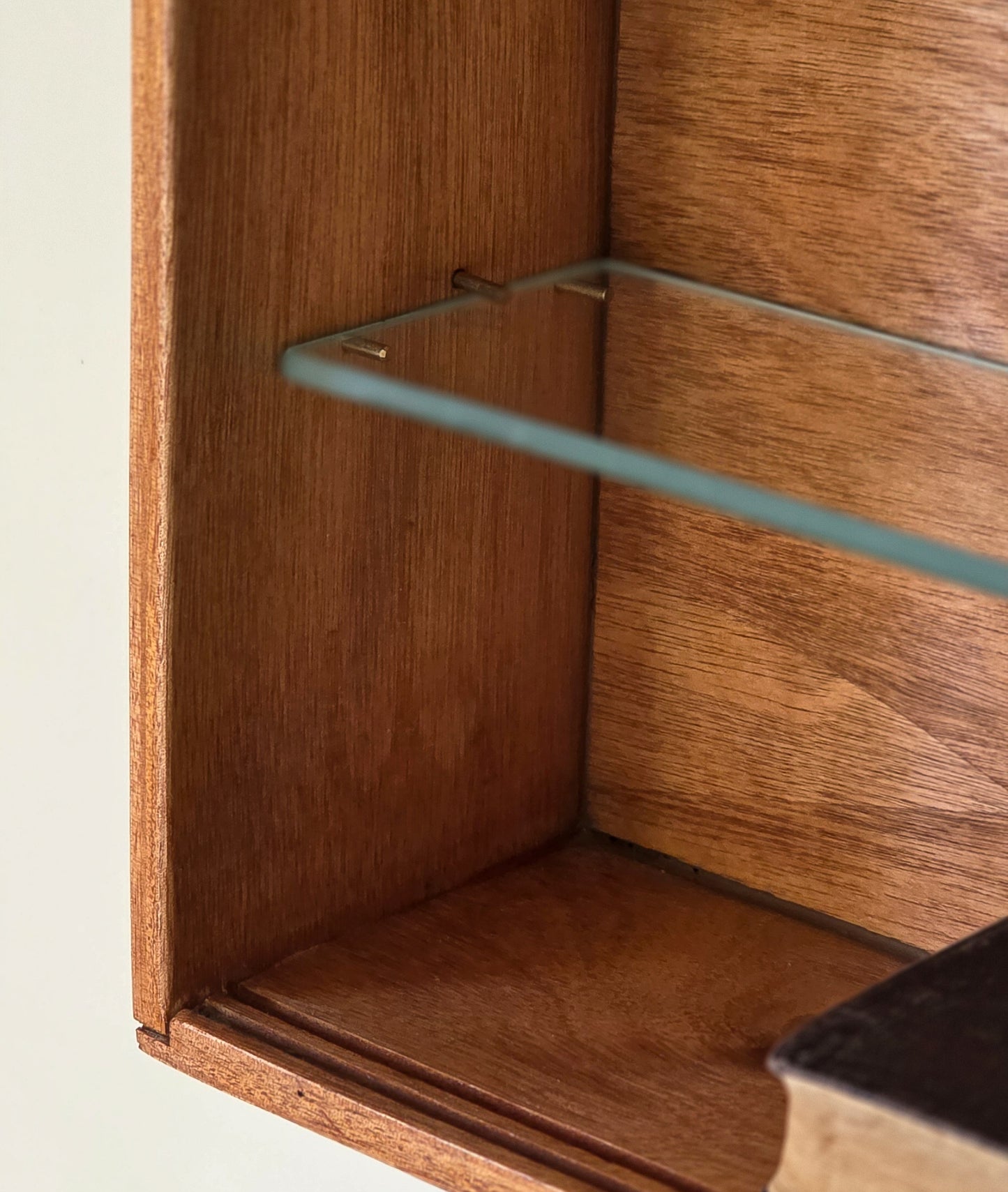 TheJasper Mid Century Reeded Glass Wall Cabinet